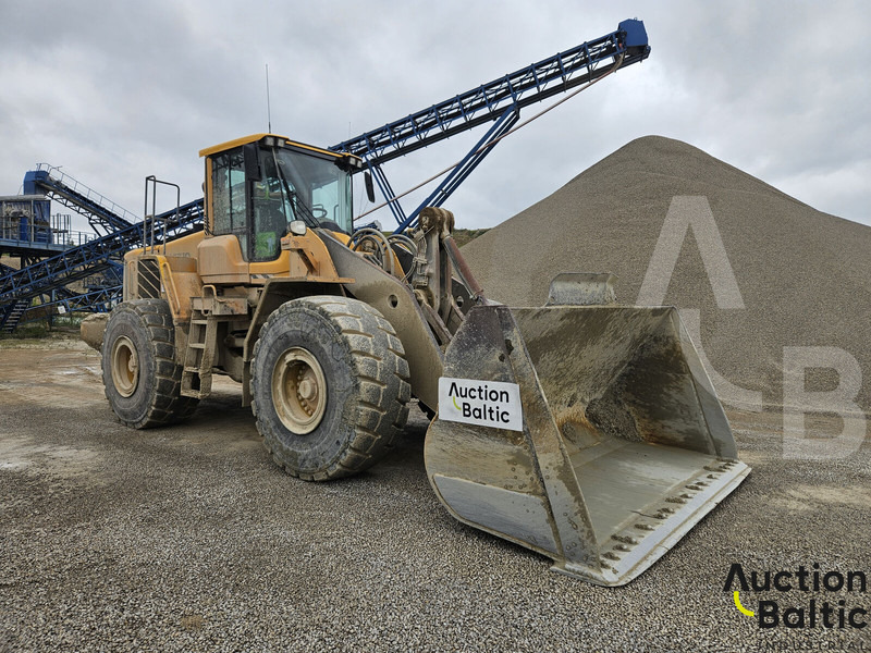 Volvo L 180 F - Gumikerekes homlokrakodó: 1 kép. Volvo L 180 F - Gumikerekes homlokrakodó: 1 kép.