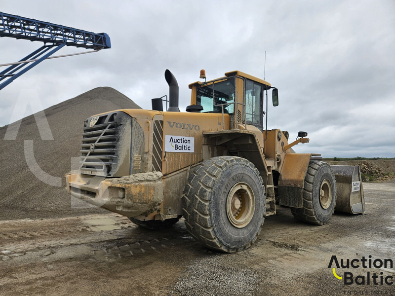 Volvo L 180 F - Gumikerekes homlokrakodó: 3 kép. Volvo L 180 F - Gumikerekes homlokrakodó: 3 kép.