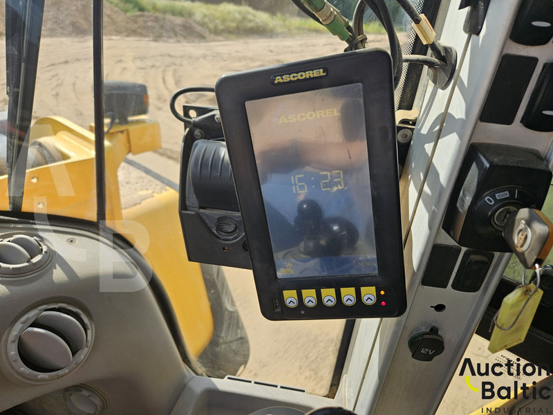 Gumikerekes homlokrakodó Volvo L 180 G: 10 kép.