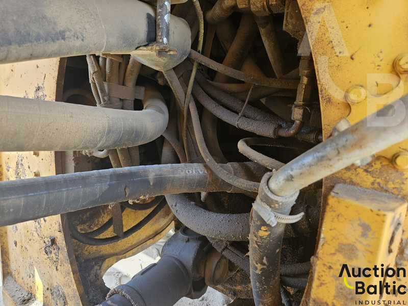 Gumikerekes homlokrakodó Volvo L 180 G: 14 kép.