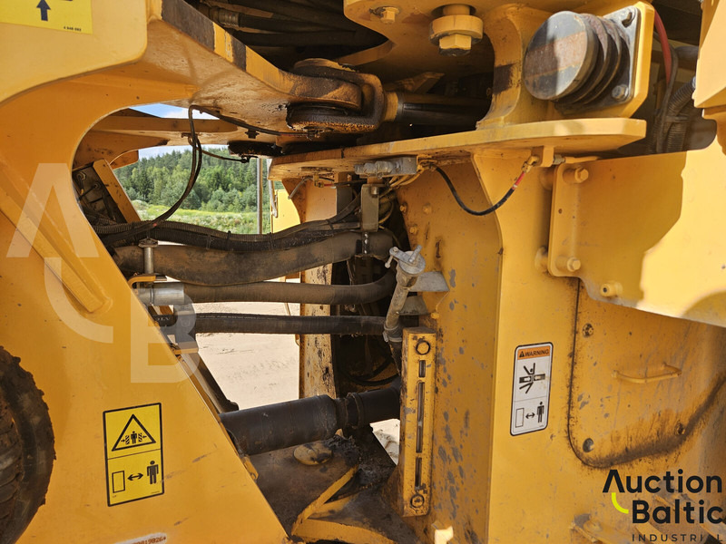 Gumikerekes homlokrakodó Volvo L 180 G: 12 kép.