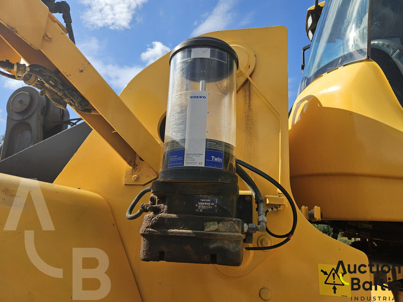 Gumikerekes homlokrakodó Volvo L 180 G: 15 kép.