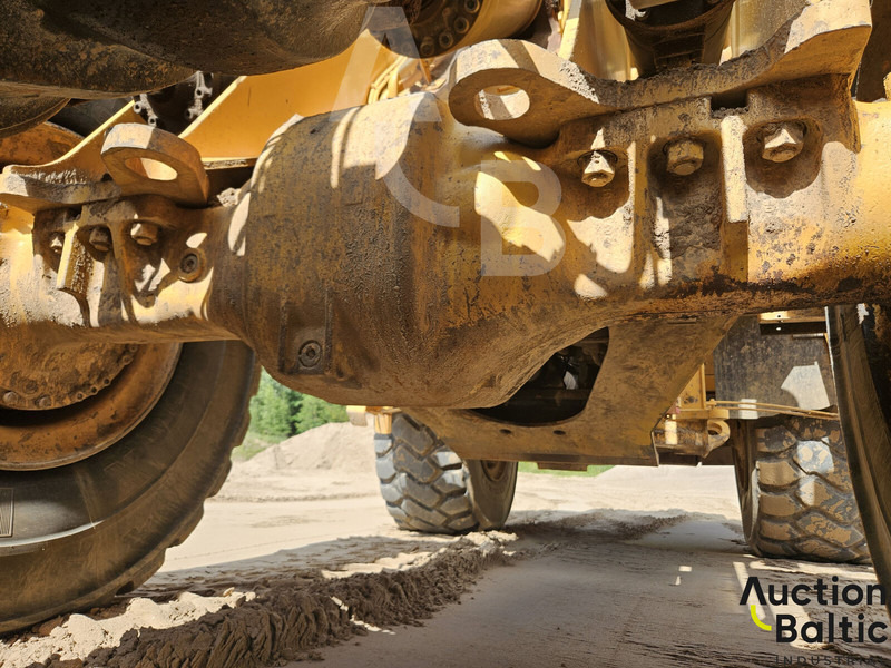 Gumikerekes homlokrakodó Volvo L 180 G: 18 kép.