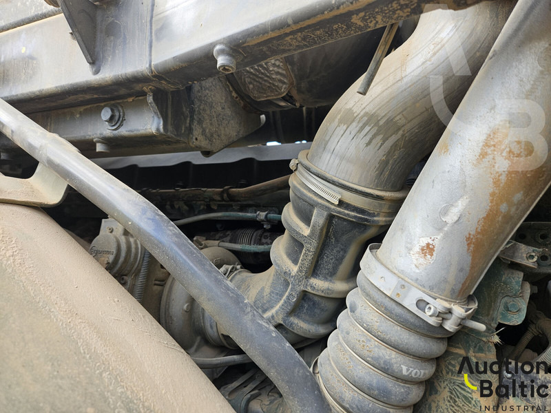 Gumikerekes homlokrakodó Volvo L 180 G: 19 kép.