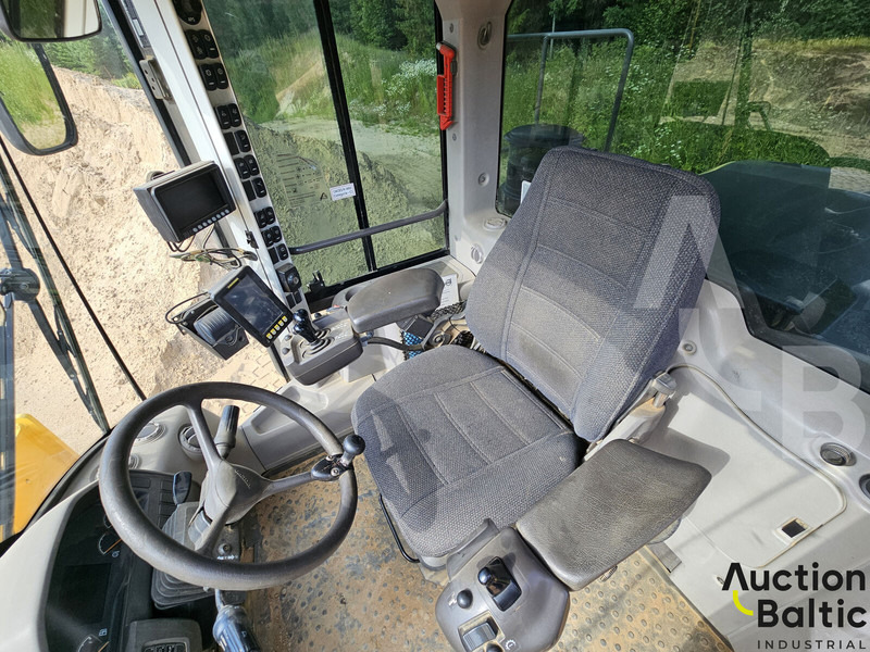 Gumikerekes homlokrakodó Volvo L 180 G: 7 kép.