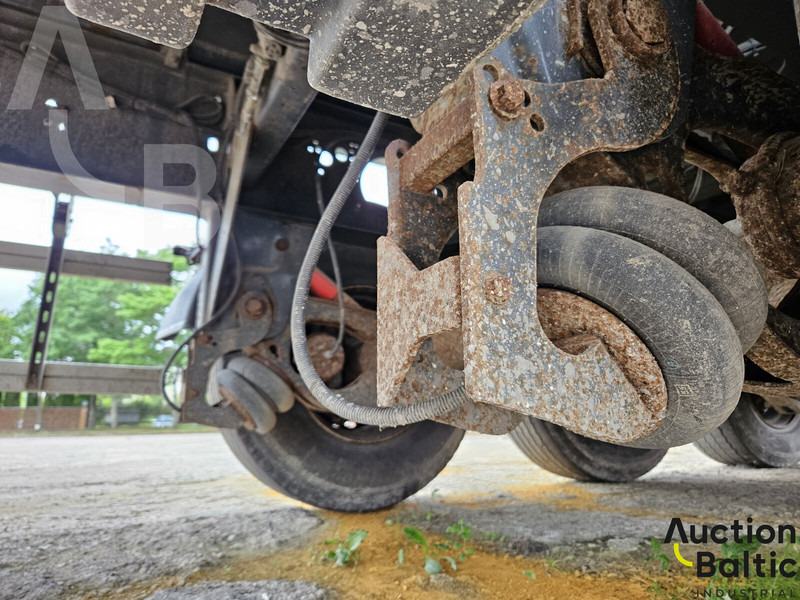 Wielton NW-3 - Ponyvás félpótkocsi: 5 kép. Wielton NW-3 - Ponyvás félpótkocsi: 5 kép.