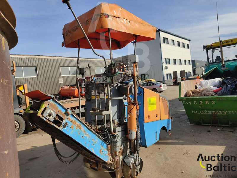 Wirtgen W35DC - Aszfaltozó gép: 4 kép. Wirtgen W35DC - Aszfaltozó gép: 4 kép.