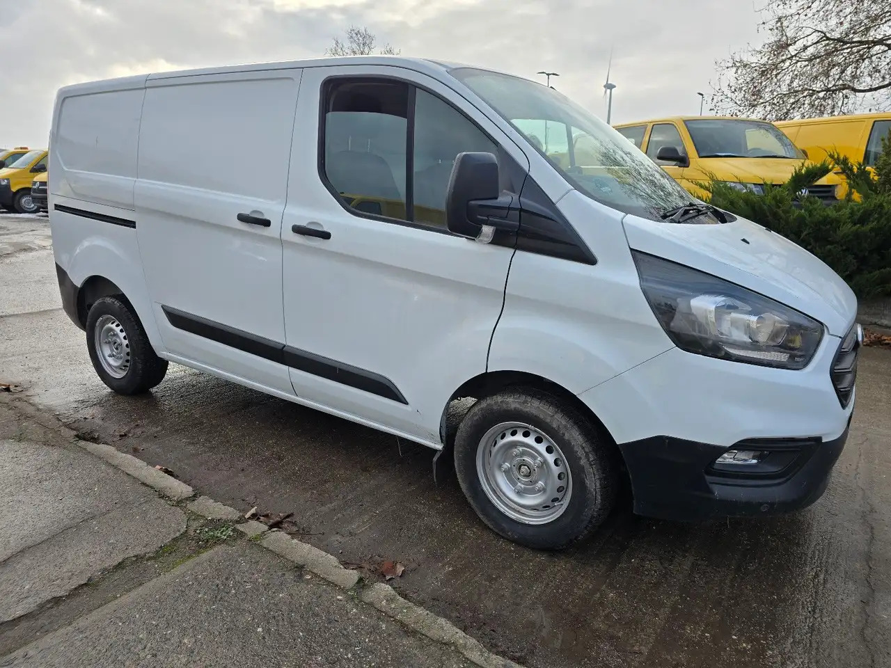 Ford Transit Custom Kasten 280 L1 - Furgon: 1 kép. Ford Transit Custom Kasten 280 L1 - Furgon: 1 kép.