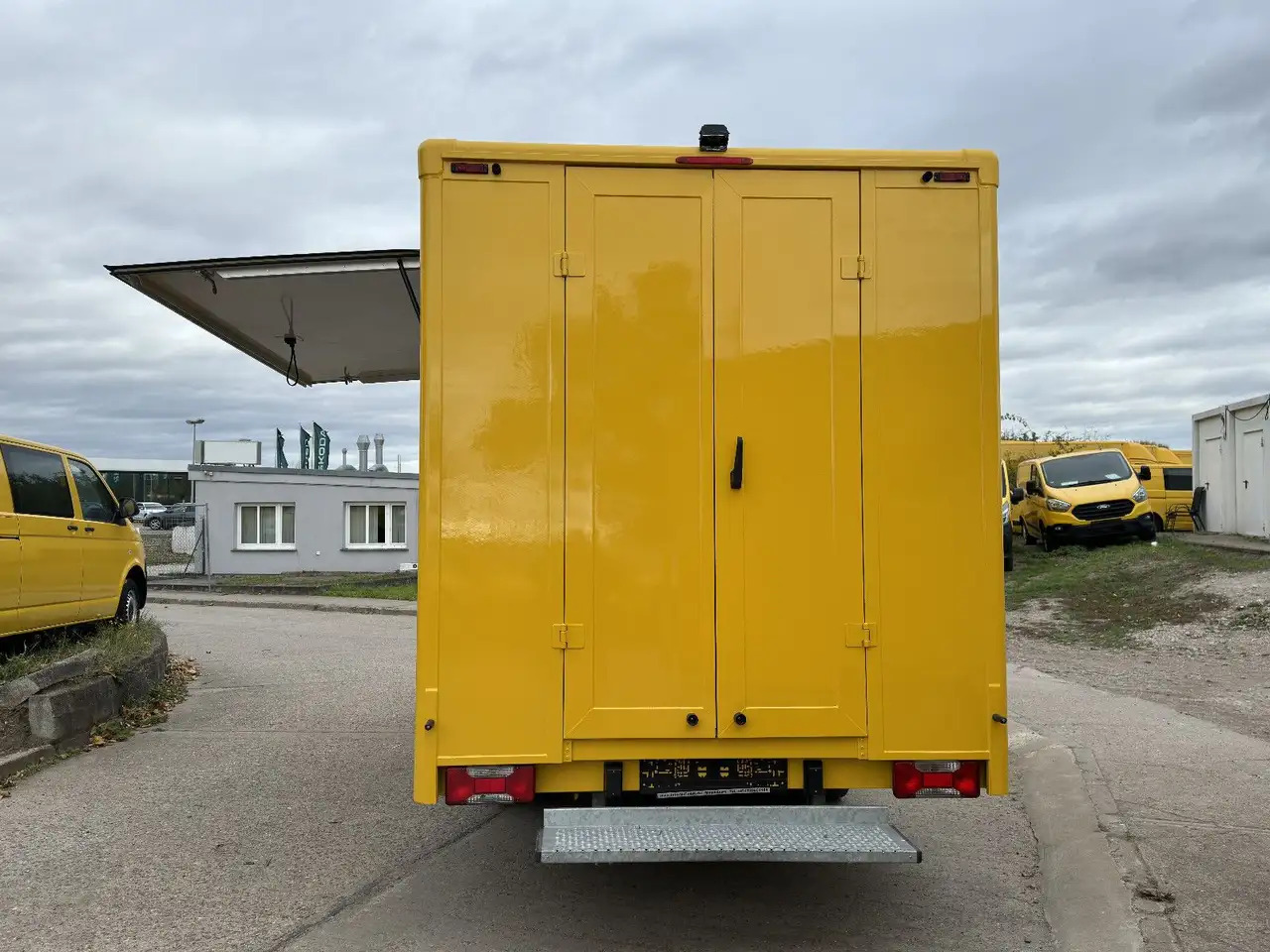 Iveco C30C/ FOODTRUCK/ Daily - Büféautó: 5 kép. Iveco C30C/ FOODTRUCK/ Daily - Büféautó: 5 kép.