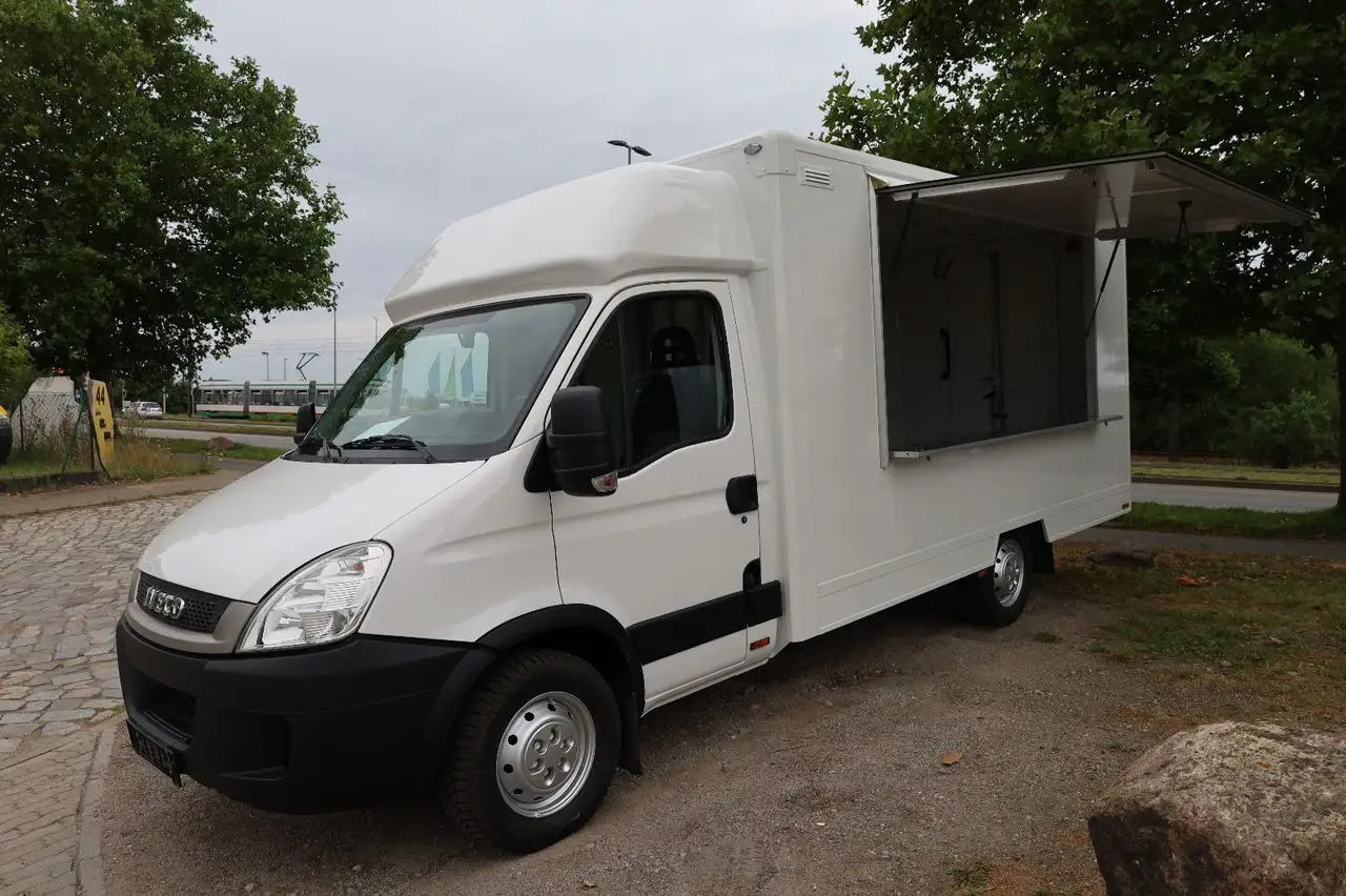 Iveco C30C/ FOODTRUCK/ Daily - Büféautó: 3 kép. Iveco C30C/ FOODTRUCK/ Daily - Büféautó: 3 kép.