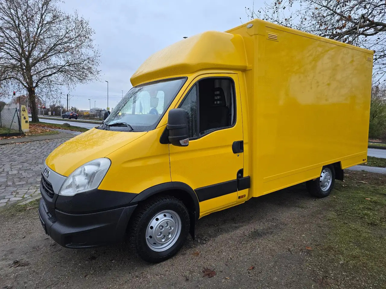 Iveco Daily/ Regalsystem/Luftfeder/KURZ/1. Hand - Dobozos kisteherautó: 3 kép. Iveco Daily/ Regalsystem/Luftfeder/KURZ/1. Hand - Dobozos kisteherautó: 3 kép.