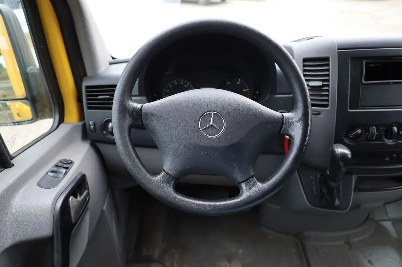 Mercedes-Benz Sprinter II Pritsche/ Koffer/Regalsystem - Dobozos kisteherautó: 5 kép. Mercedes-Benz Sprinter II Pritsche/ Koffer/Regalsystem - Dobozos kisteherautó: 5 kép.