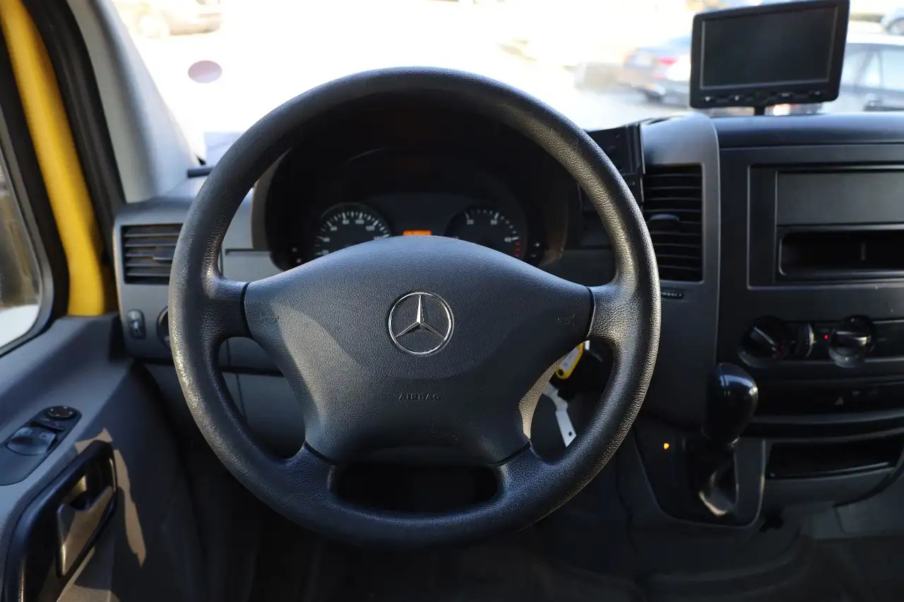 Mercedes-Benz Sprinter II Pritsche/ Koffer/Regalsystem - Dobozos kisteherautó: 5 kép. Mercedes-Benz Sprinter II Pritsche/ Koffer/Regalsystem - Dobozos kisteherautó: 5 kép.