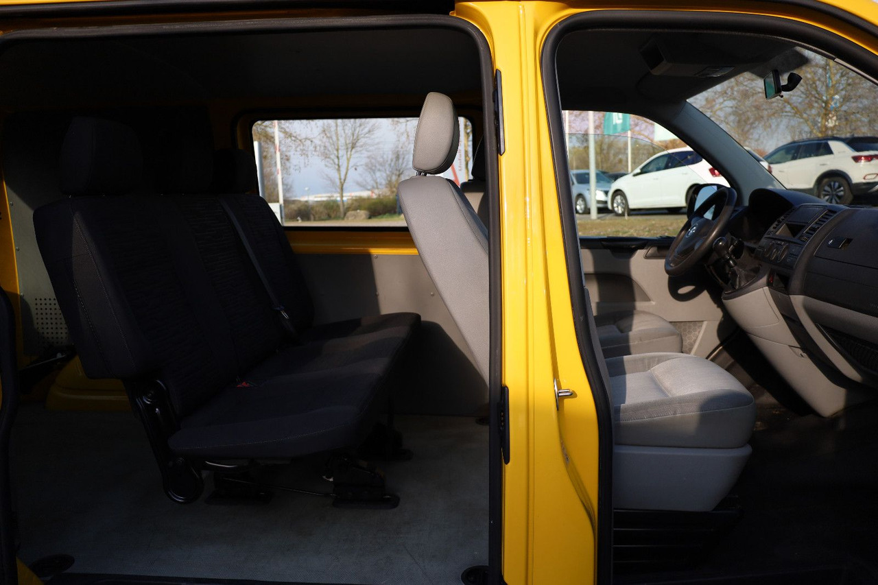 Volkswagen T5 Transporter Kasten-Kombi 2.0 TDI/EU5/5-Sitze - Kisbusz: 4 kép. Volkswagen T5 Transporter Kasten-Kombi 2.0 TDI/EU5/5-Sitze - Kisbusz: 4 kép.