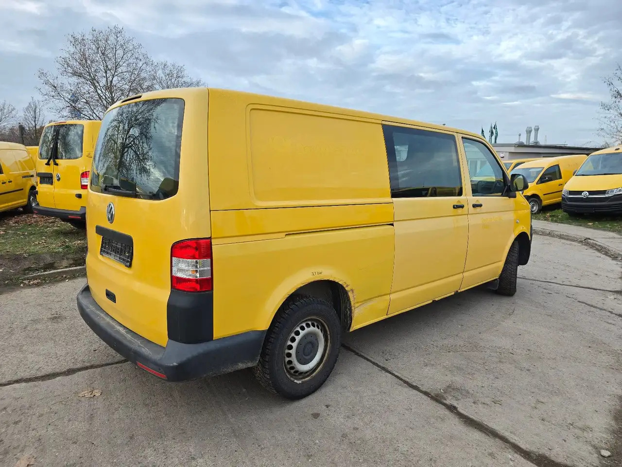 Volkswagen T5 lang Transporter Kasten-Kombi 2.0 TDI/EU5 - Furgon: 3 kép. Volkswagen T5 lang Transporter Kasten-Kombi 2.0 TDI/EU5 - Furgon: 3 kép.