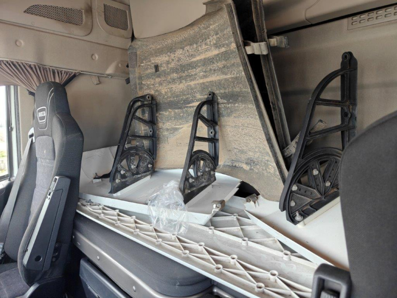 Nyergesvontató IVECO Stralis AS440S46T/PLNG Intarder Klima Luftfeder ZV: 14 kép.