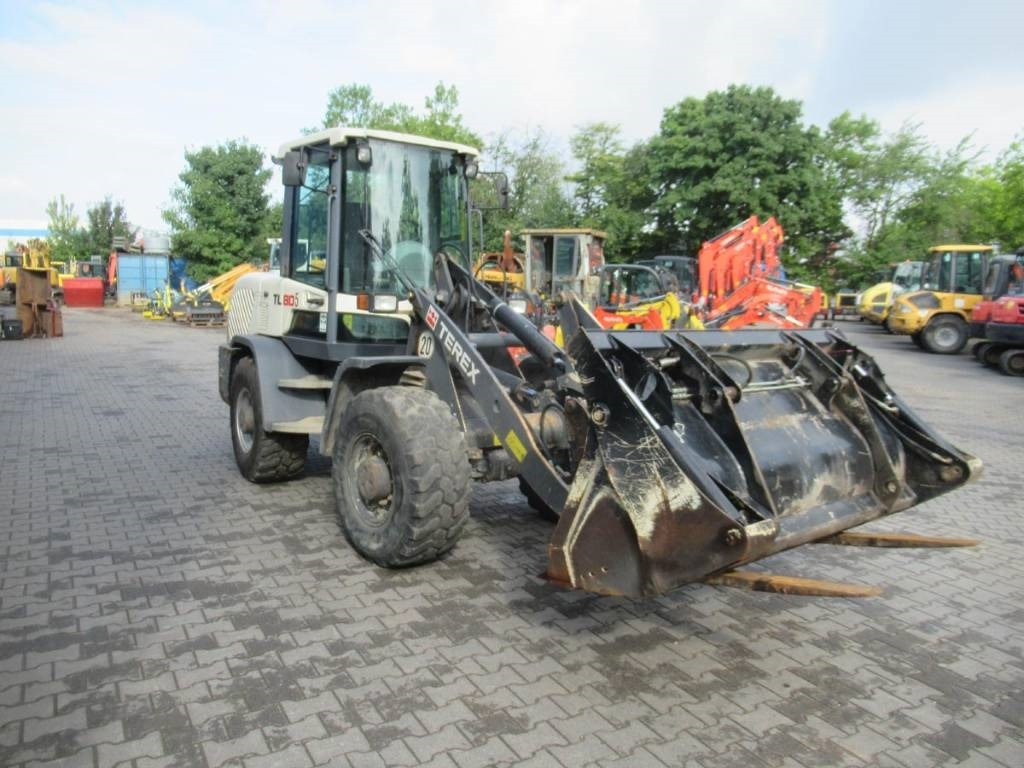 Terex TL80 Klappschaufel Gabel - Gumikerekes homlokrakodó: 2 kép. Terex TL80 Klappschaufel Gabel - Gumikerekes homlokrakodó: 2 kép.