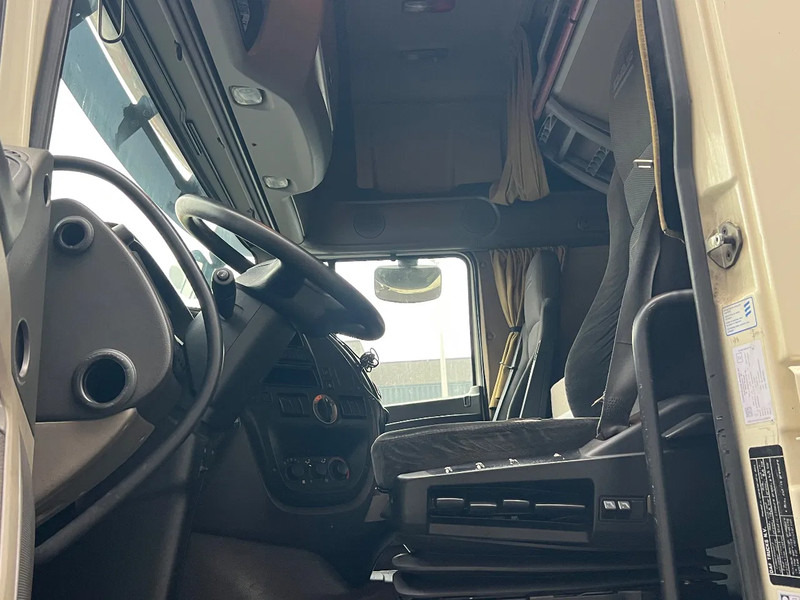 DAF XF 105.460 Super Space cab*105 460 Retarder*07/2012 - Nyergesvontató: 5 kép. DAF XF 105.460 Super Space cab*105 460 Retarder*07/2012 - Nyergesvontató: 5 kép.