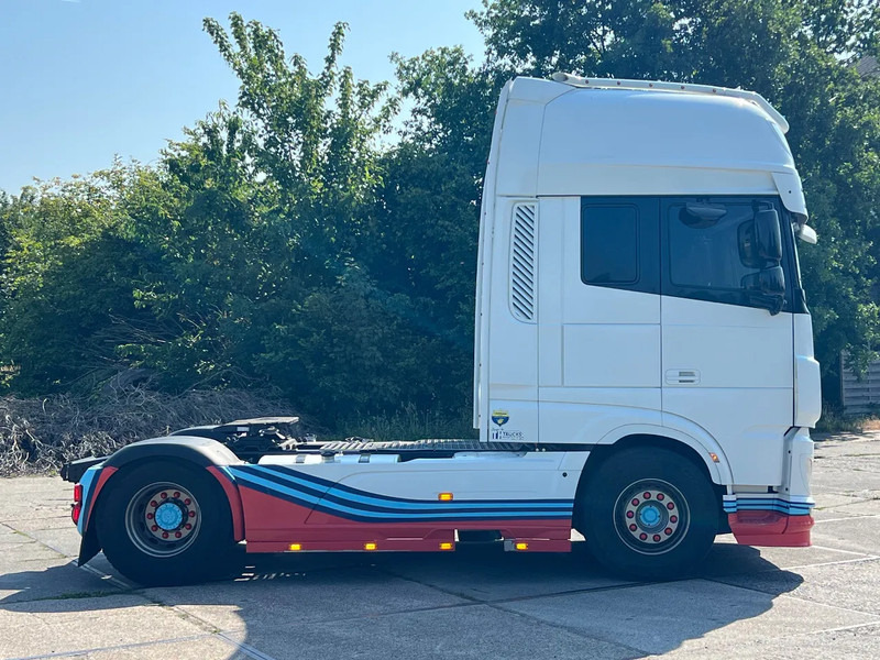 DAF XF 530 MARTINI RACING XF530 full options - Nyergesvontató: 5 kép. DAF XF 530 MARTINI RACING XF530 full options - Nyergesvontató: 5 kép.