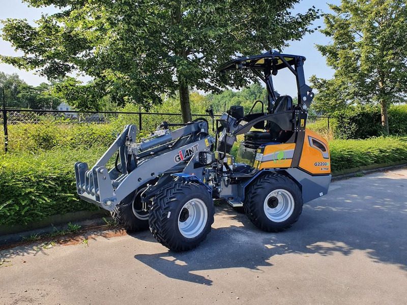 Giant Tobroco Giant G2200E X-TRA Kniklader - Gumikerekes homlokrakodó: 3 kép. Giant Tobroco Giant G2200E X-TRA Kniklader - Gumikerekes homlokrakodó: 3 kép.