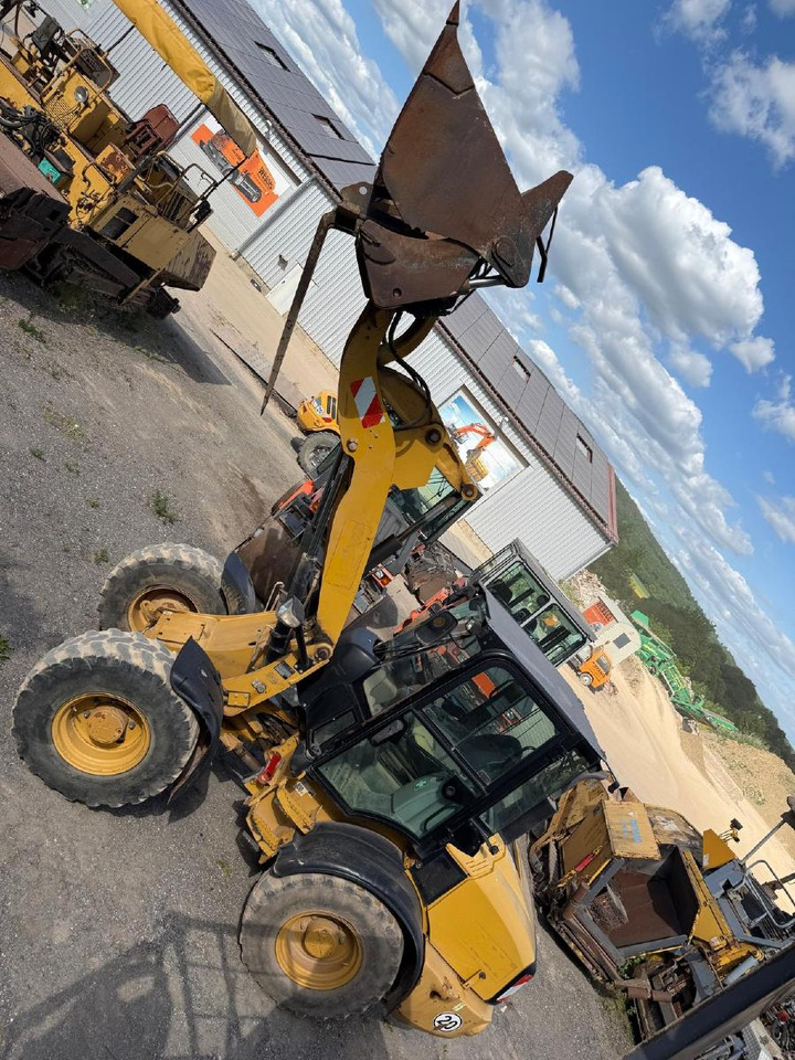Gumikerekes homlokrakodó Caterpillar 908 H 2 mal verfügbar: 18 kép.