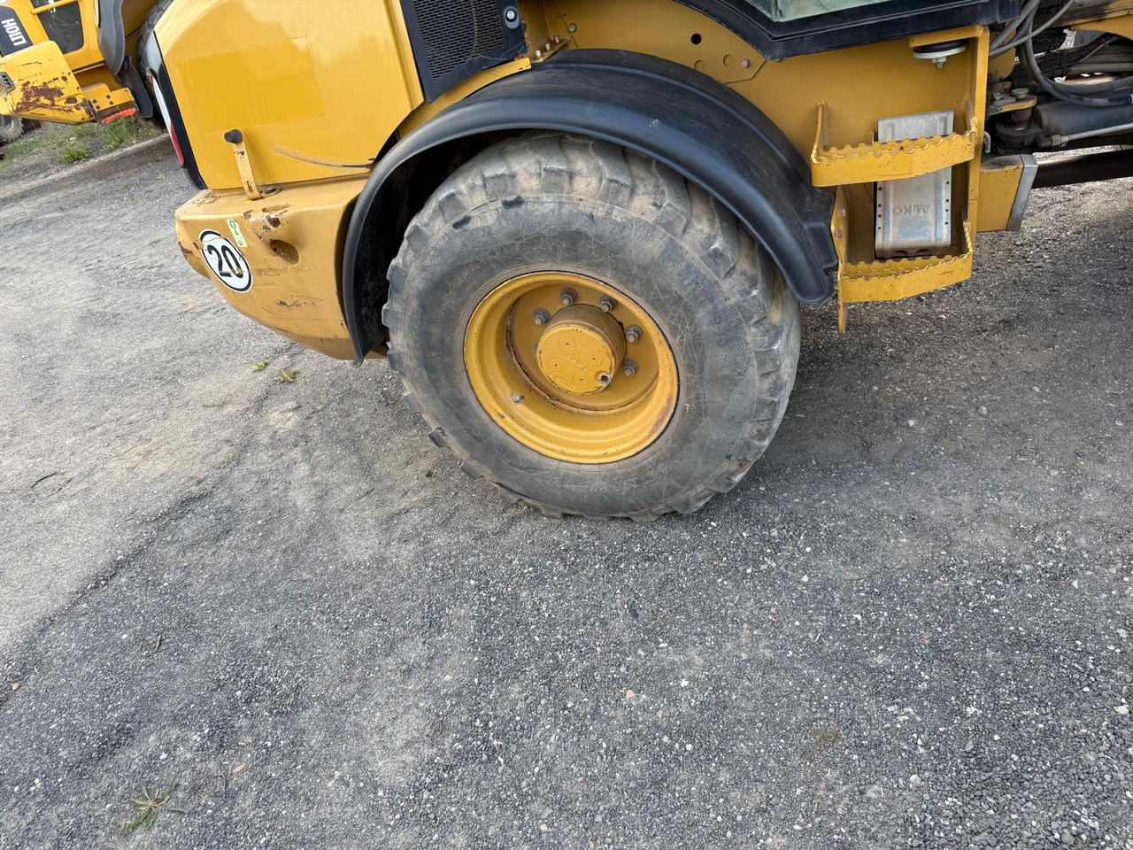 Gumikerekes homlokrakodó Caterpillar 908 H 2 mal verfügbar: 10 kép.