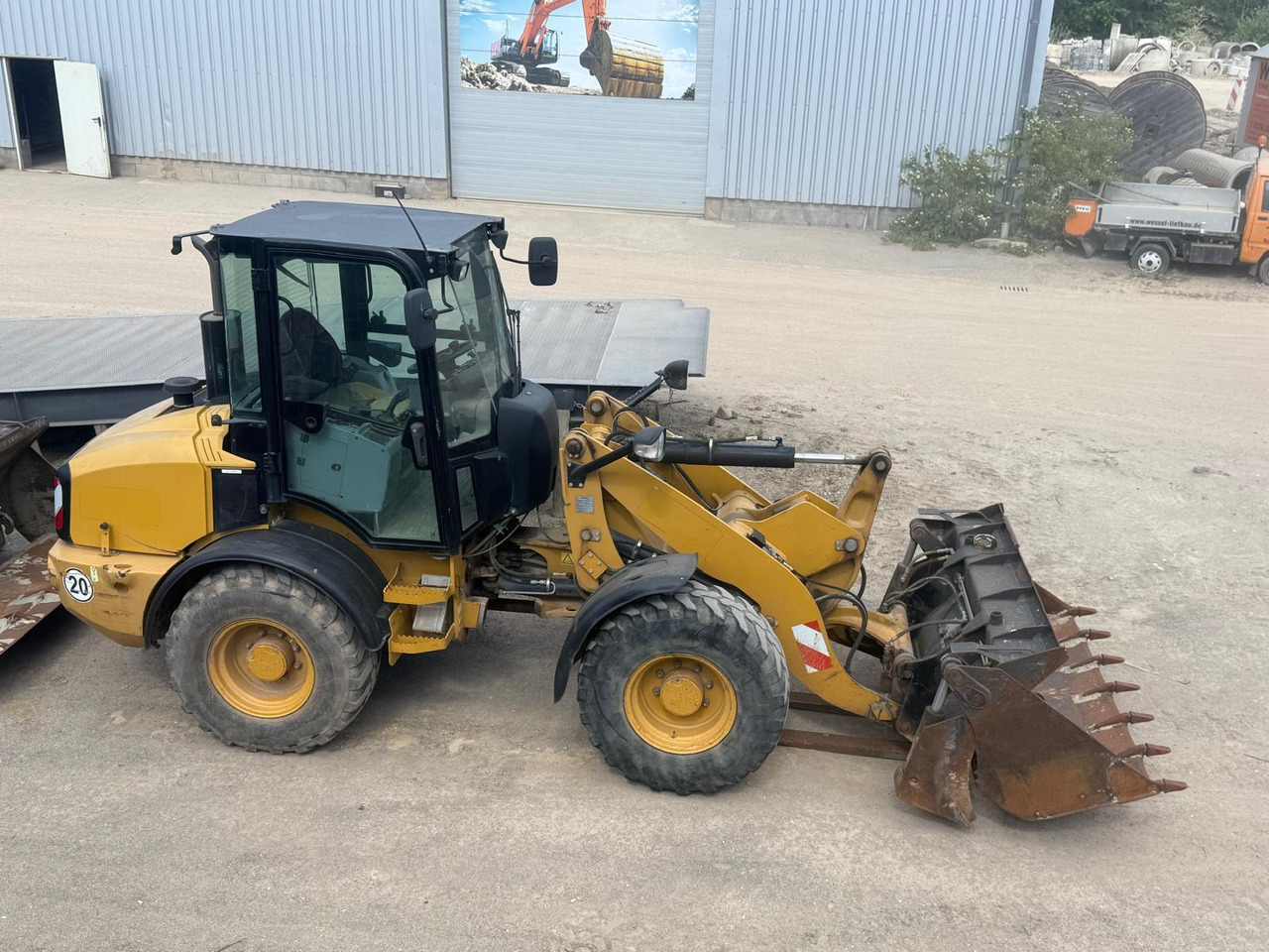 Gumikerekes homlokrakodó Caterpillar 908 H 2 mal verfügbar: 25 kép.