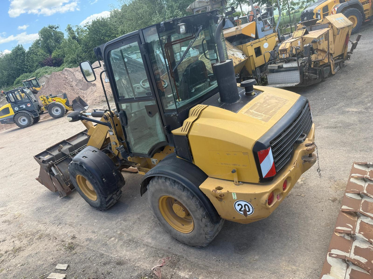 Caterpillar 908 H 2 mal verfügbar - Gumikerekes homlokrakodó: 1 kép. Caterpillar 908 H 2 mal verfügbar - Gumikerekes homlokrakodó: 1 kép.