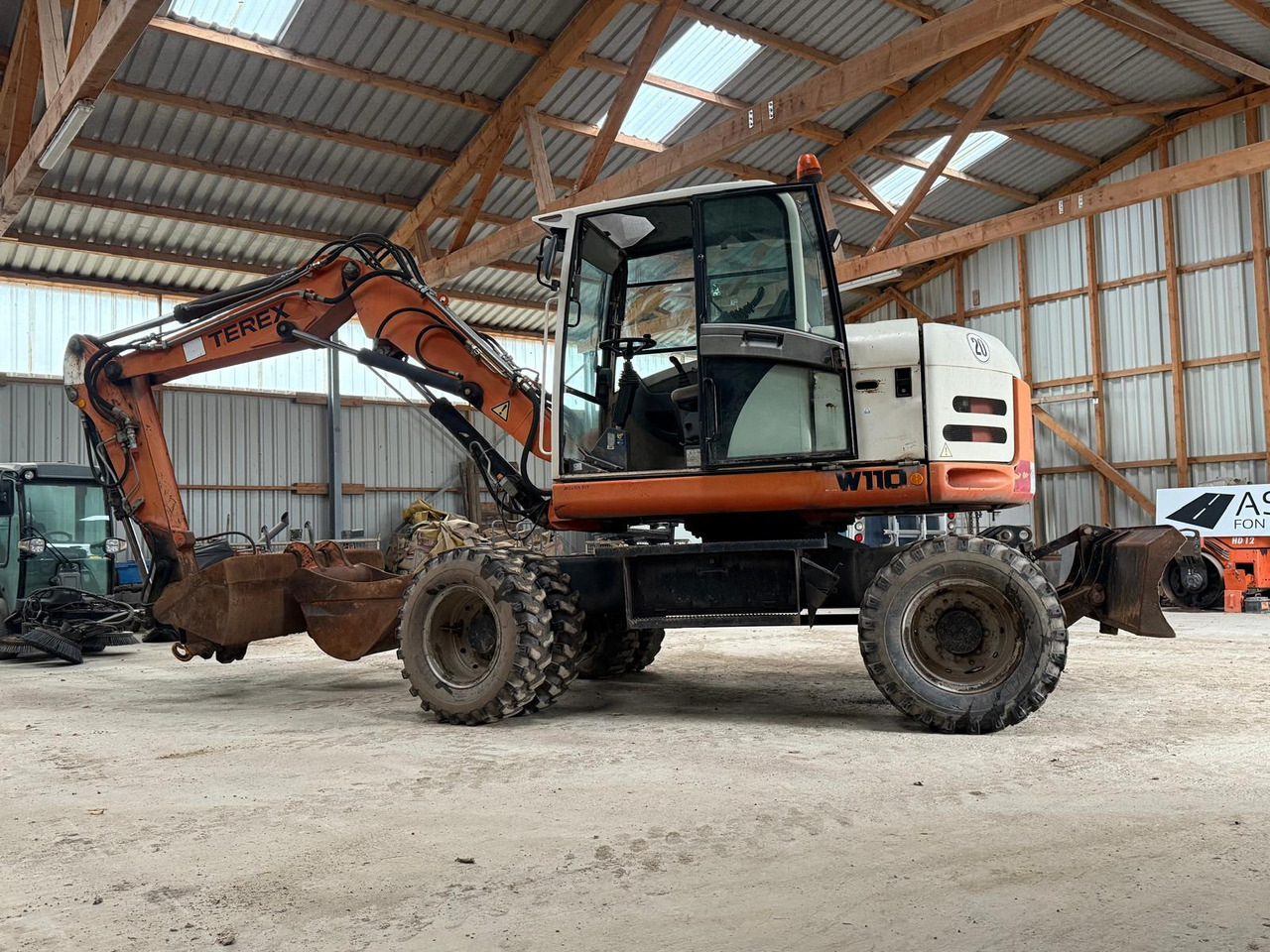 Terex TW 110 Mobil-Excavator - Gumikerekes kotró: 3 kép. Terex TW 110 Mobil-Excavator - Gumikerekes kotró: 3 kép.