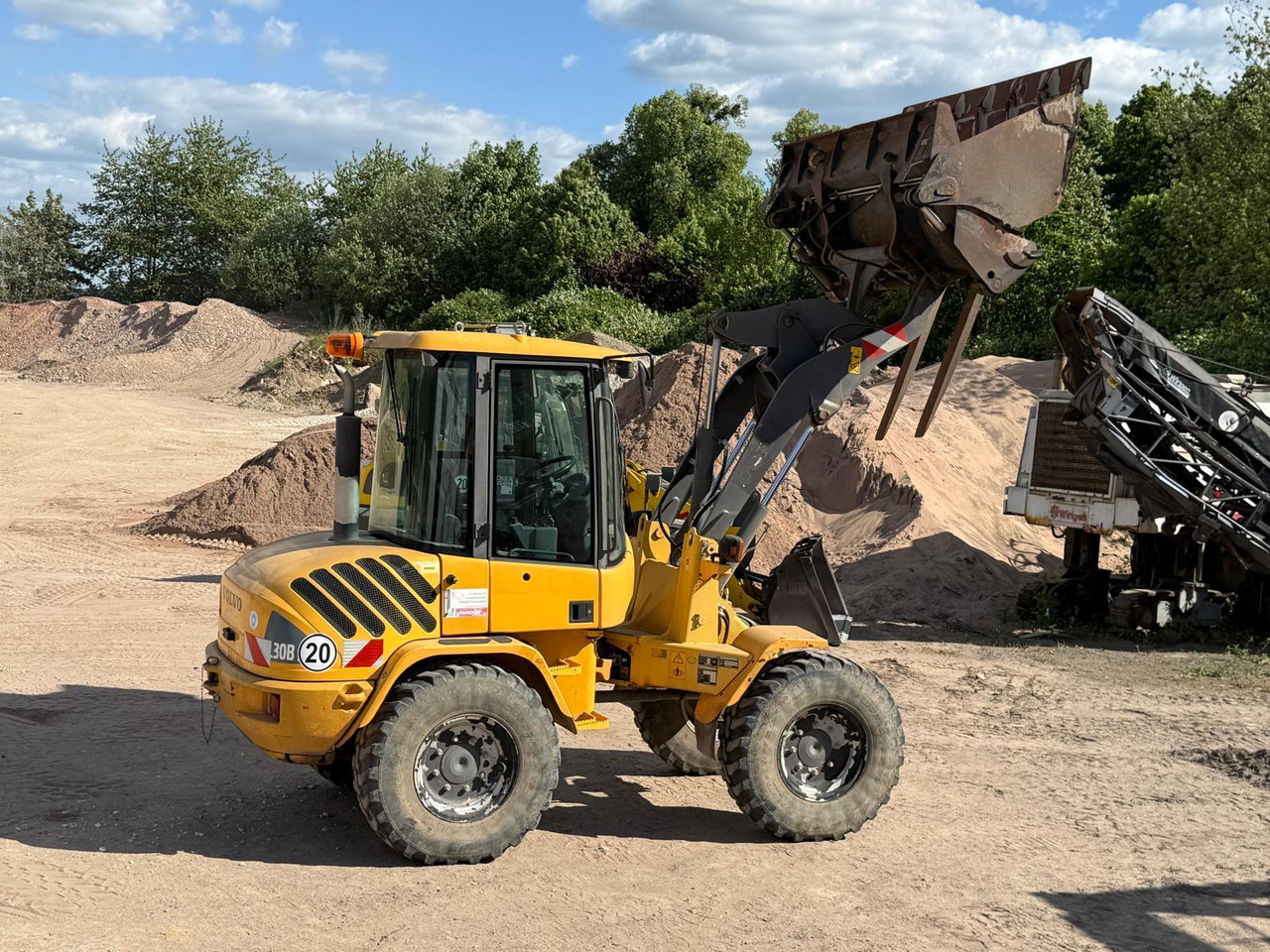 Volvo L 30 B-Z/K incl. 3-1shovel and fork - Gumikerekes homlokrakodó: 1 kép. Volvo L 30 B-Z/K incl. 3-1shovel and fork - Gumikerekes homlokrakodó: 1 kép.