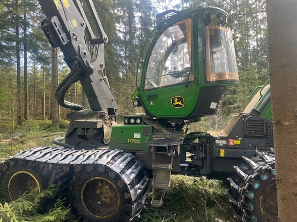 John Deere 1170 G - Fakitermelő gép: 3 kép. John Deere 1170 G - Fakitermelő gép: 3 kép.