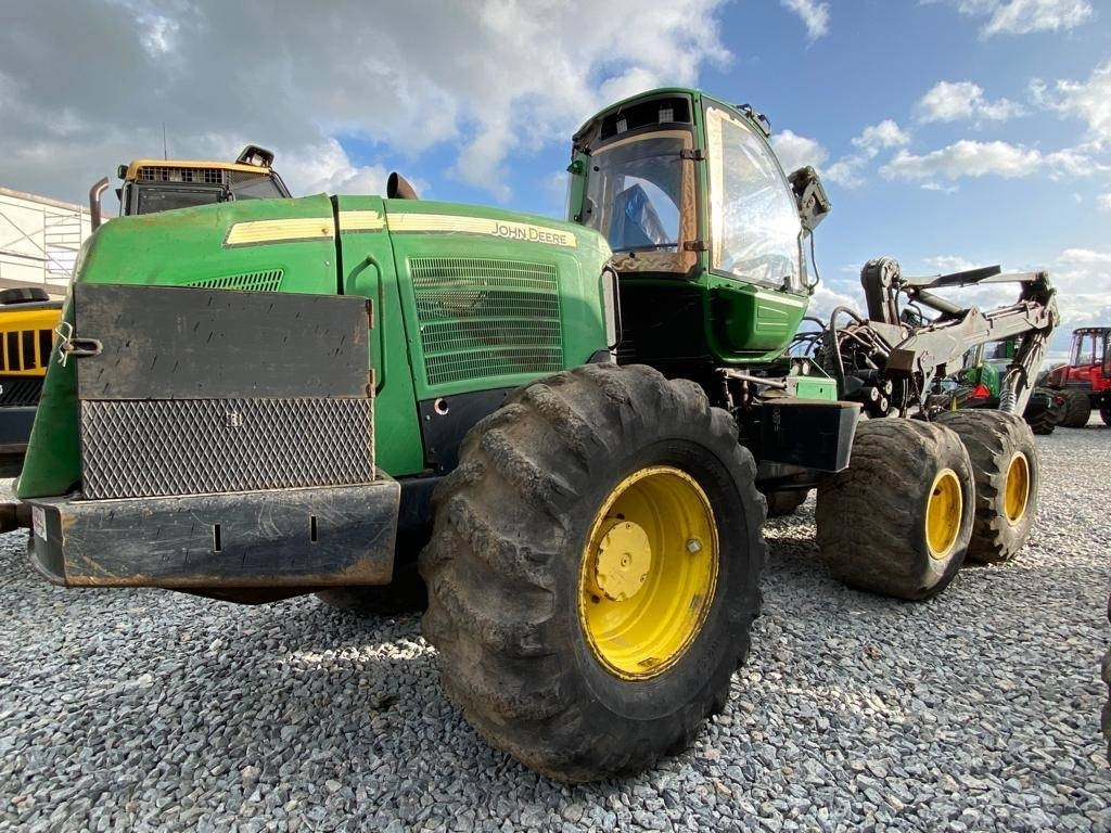 John Deere 1470 E - Fakitermelő gép: 1 kép. John Deere 1470 E - Fakitermelő gép: 1 kép.