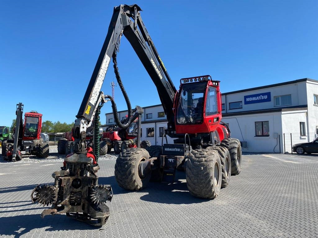 Komatsu 911 - Fakitermelő gép: 1 kép. Komatsu 911 - Fakitermelő gép: 1 kép.