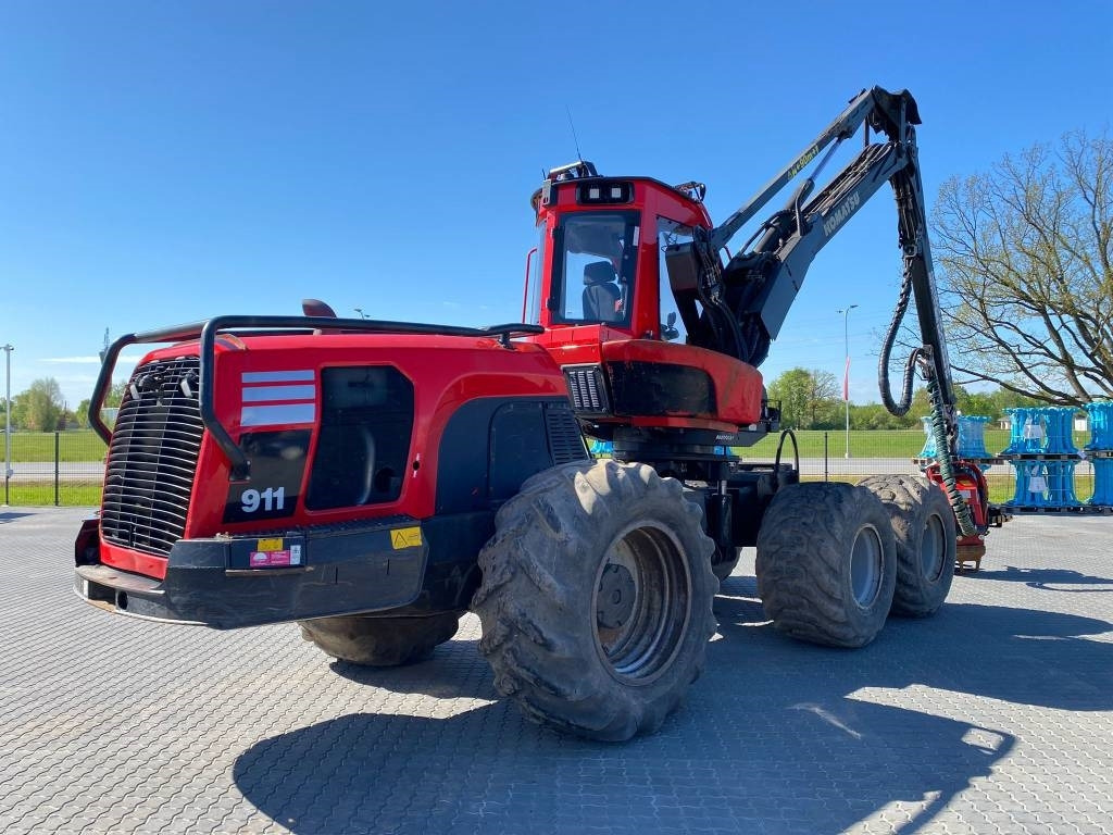 Komatsu 911 - Fakitermelő gép: 4 kép. Komatsu 911 - Fakitermelő gép: 4 kép.