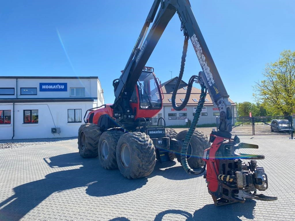 Komatsu 911 - Fakitermelő gép: 2 kép. Komatsu 911 - Fakitermelő gép: 2 kép.