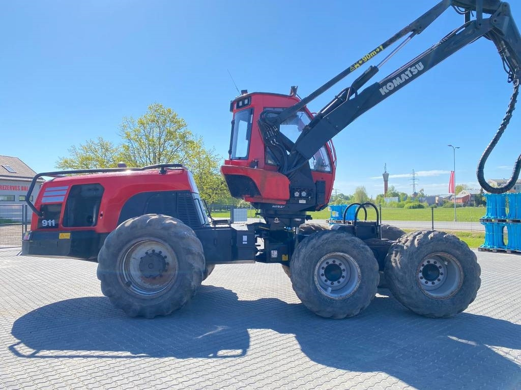 Komatsu 911 - Fakitermelő gép: 3 kép. Komatsu 911 - Fakitermelő gép: 3 kép.