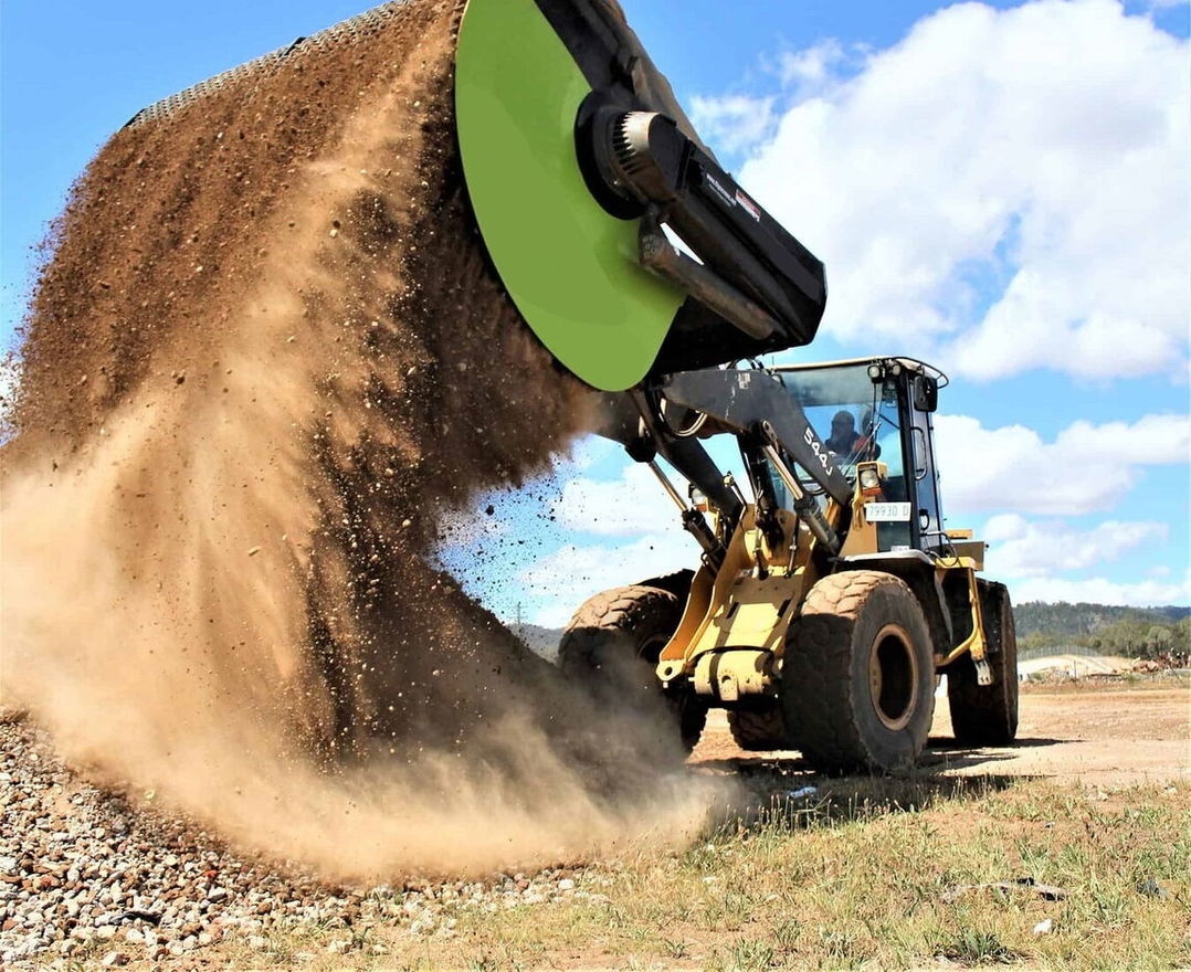 AME Flip Screen Bucket - Kőválogató kanál - Rakodógép: 1 kép. AME Flip Screen Bucket - Kőválogató kanál - Rakodógép: 1 kép.