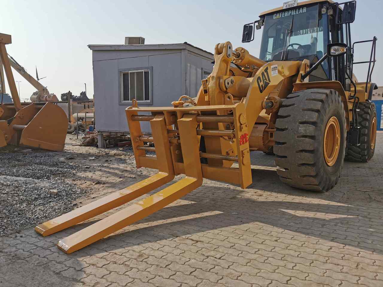 AME Hydraulic Pallet Fork - Raklapvilla - Gumikerekes homlokrakodó: 2 kép. AME Hydraulic Pallet Fork - Raklapvilla - Gumikerekes homlokrakodó: 2 kép.