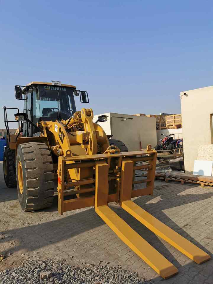 AME Hydraulic Pallet Fork - Raklapvilla - Gumikerekes homlokrakodó: 1 kép. AME Hydraulic Pallet Fork - Raklapvilla - Gumikerekes homlokrakodó: 1 kép.