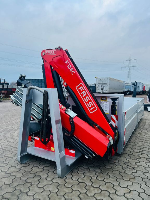 Abrollcontainer Container Kran Fassi F135 - Félpótkocsi cserefelépítményes: 3 kép. Abrollcontainer Container Kran Fassi F135 - Félpótkocsi cserefelépítményes: 3 kép.