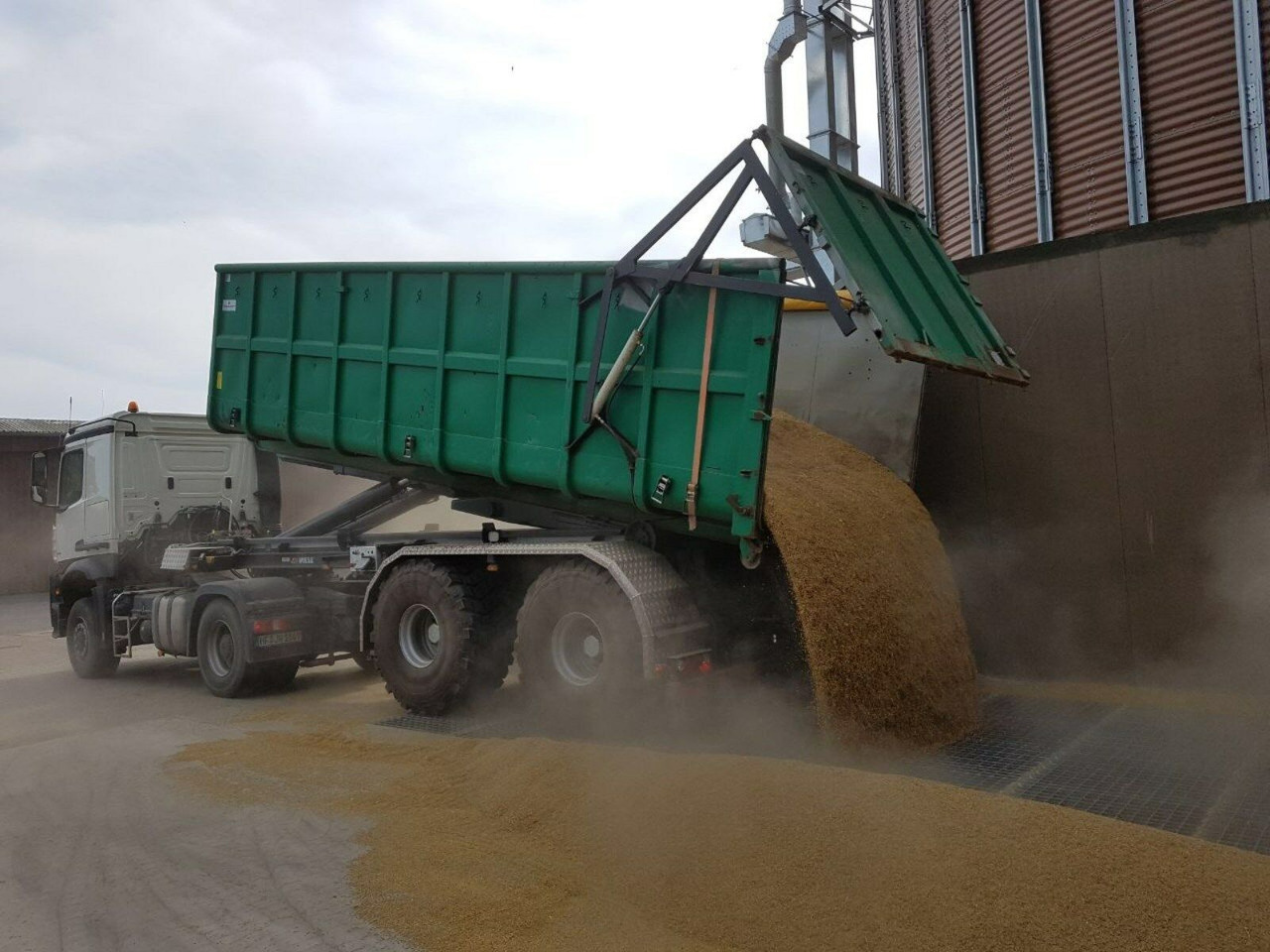 Auflieger Abrollkipper Hakenlift Agrar - Félpótkocsi cserefelépítményes: 1 kép. Auflieger Abrollkipper Hakenlift Agrar - Félpótkocsi cserefelépítményes: 1 kép.