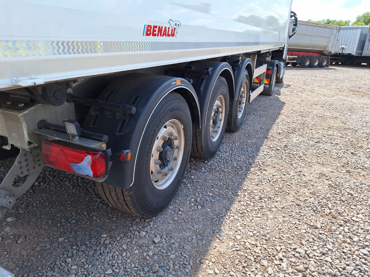 Benalu Bulkliner S 95 50m³ Kombiklappe - Félpótkocsi billenőplatós: 3 kép. Benalu Bulkliner S 95 50m³ Kombiklappe - Félpótkocsi billenőplatós: 3 kép.