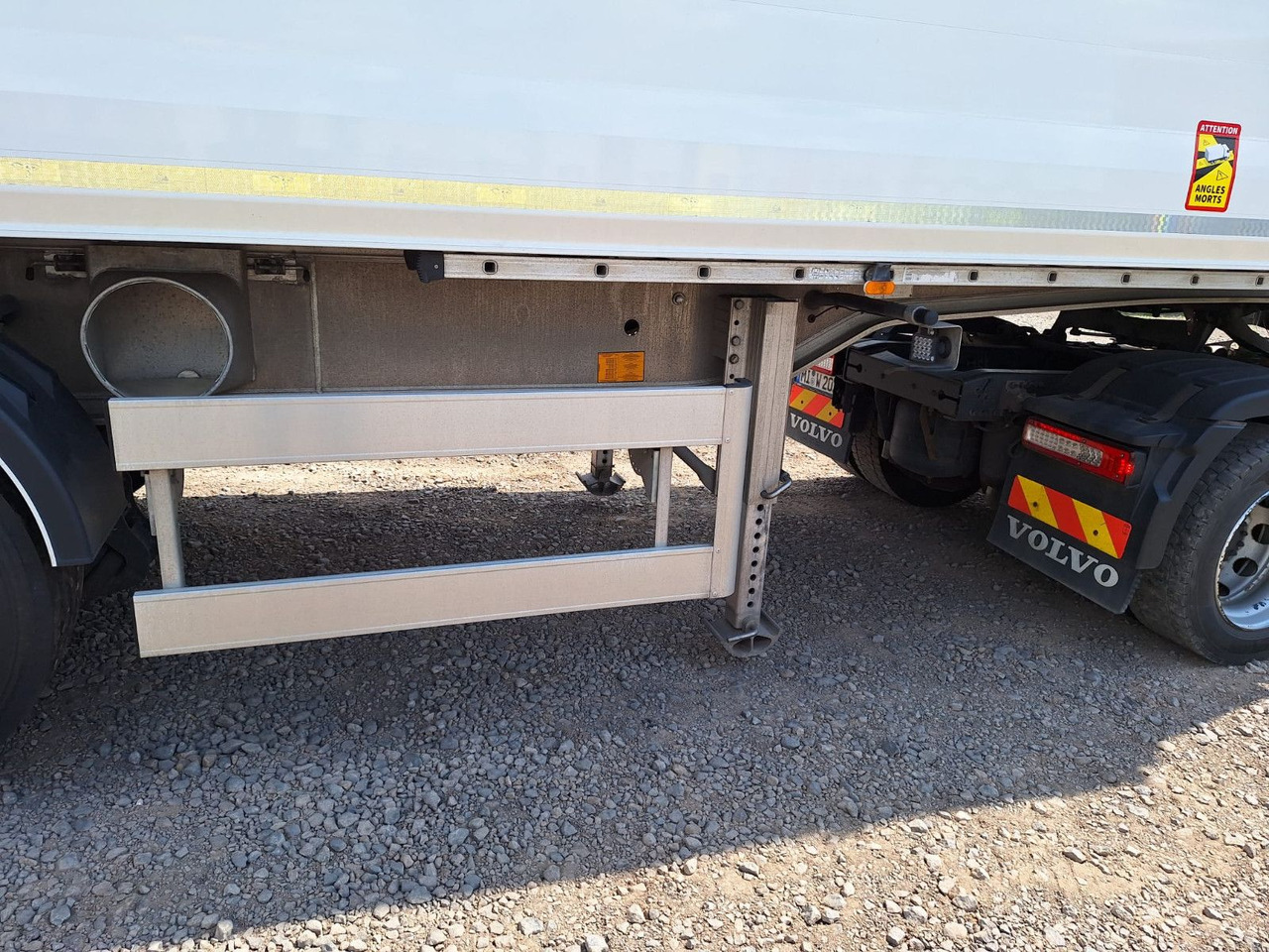 Benalu Bulkliner S 95 50m³ Kombiklappe - Félpótkocsi billenőplatós: 3 kép. Benalu Bulkliner S 95 50m³ Kombiklappe - Félpótkocsi billenőplatós: 3 kép.