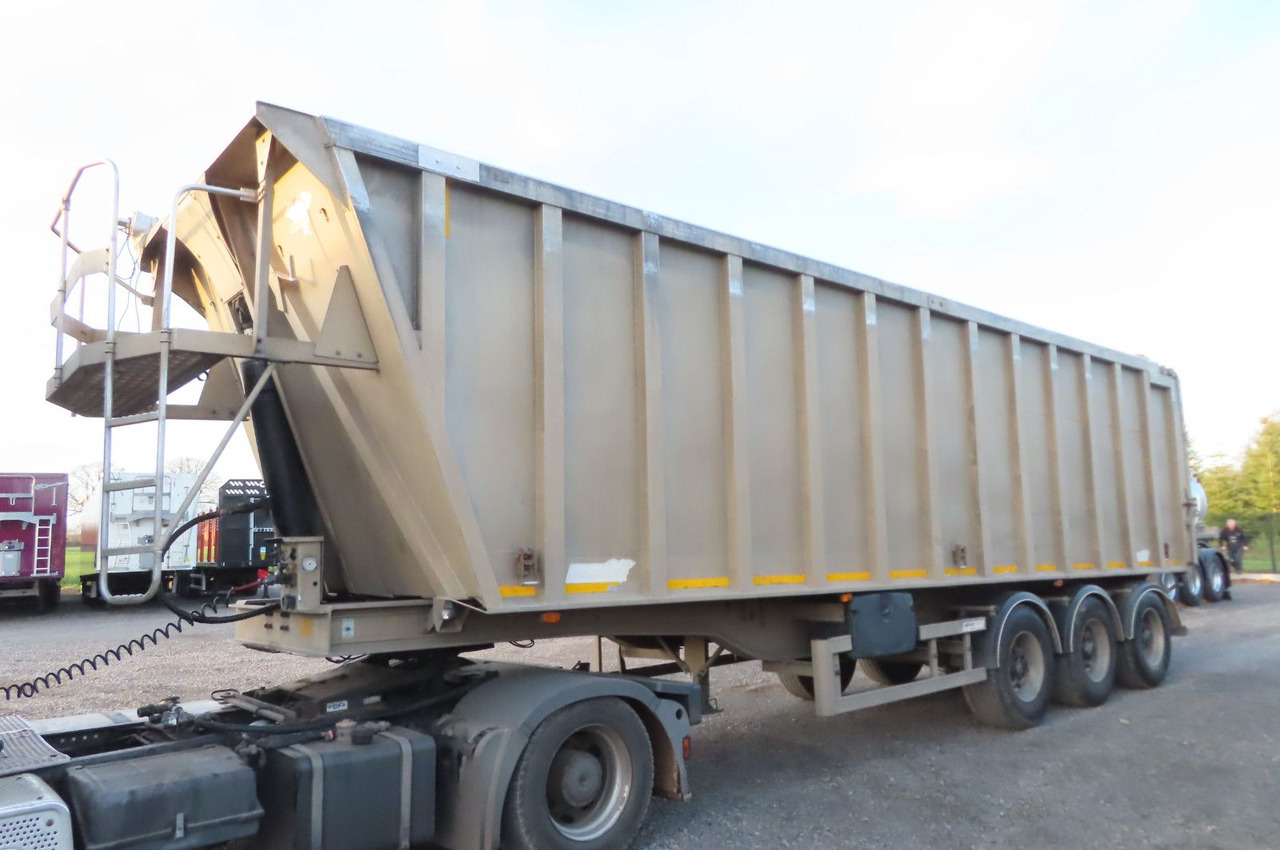 Benalu Landliner 50 m³ - Félpótkocsi billenőplatós: 3 kép. Benalu Landliner 50 m³ - Félpótkocsi billenőplatós: 3 kép.