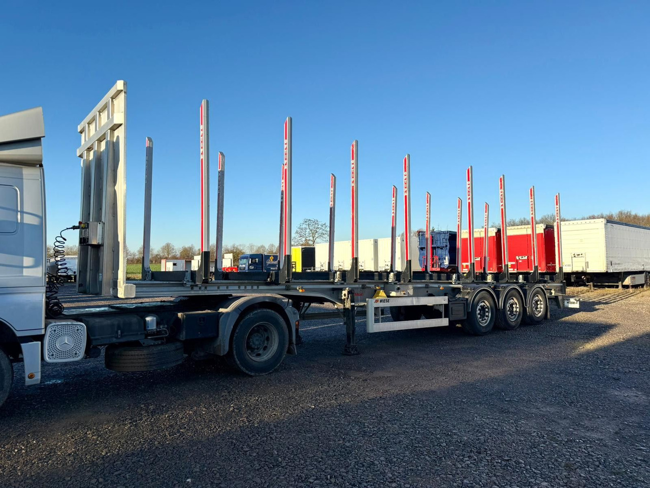 Benalu Timberliner Holzauflieger mit Schemel und Rungen - Rönkszállító félpótkocsi: 1 kép. Benalu Timberliner Holzauflieger mit Schemel und Rungen - Rönkszállító félpótkocsi: 1 kép.