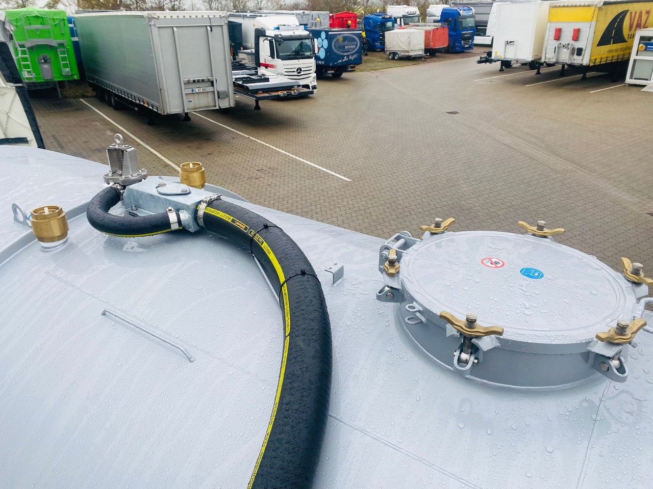 D-TEC Gülletanker SV 2011 "SV2006 BASIC" - Tartályos félpótkocsi: 5 kép. D-TEC Gülletanker SV 2011 "SV2006 BASIC" - Tartályos félpótkocsi: 5 kép.