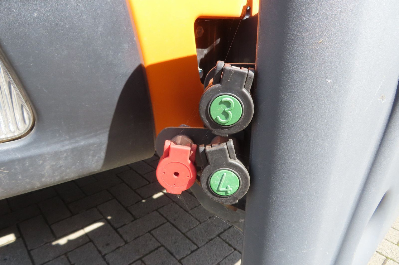 FUSO Canter 6 C 18 4x4 Kommunal Winterdienst - Billenőplatós kisteherautó: 4 kép. FUSO Canter 6 C 18 4x4 Kommunal Winterdienst - Billenőplatós kisteherautó: 4 kép.