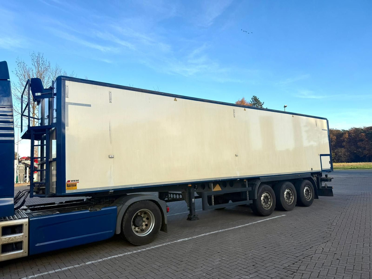 Dewagtere Kartoffelbandauflieger - Félpótkocsi: 2 kép. Dewagtere Kartoffelbandauflieger - Félpótkocsi: 2 kép.