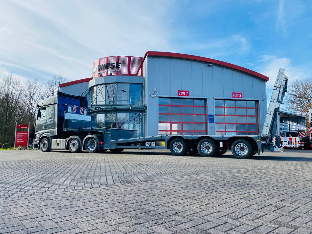Gabelstapler/Arbeitsbühnentransporter Klapprampe - Félpótkocsi mélybölcsős: 3 kép. Gabelstapler/Arbeitsbühnentransporter Klapprampe - Félpótkocsi mélybölcsős: 3 kép.