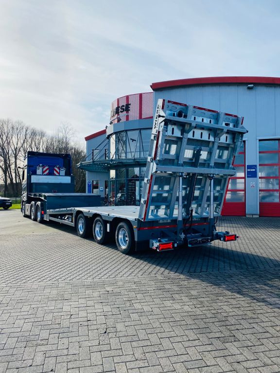 Gabelstapler/Arbeitsbühnentransporter Klapprampe - Félpótkocsi mélybölcsős: 2 kép. Gabelstapler/Arbeitsbühnentransporter Klapprampe - Félpótkocsi mélybölcsős: 2 kép.